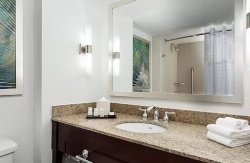 Florida Central Atlantic Coast Hotel | 2 Elegant Suites Perfect for Theme Park Escapes + Free Breakfast and Shuttle