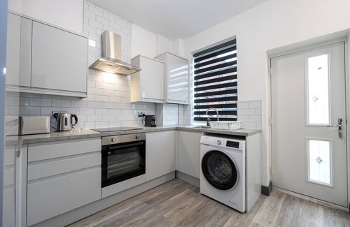 Offerton House | 2 Ensuite Bed Home Near Shops