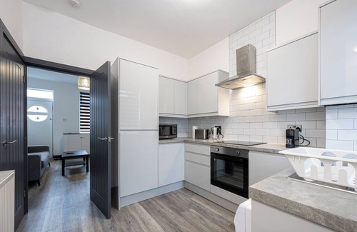 Offerton House | 2 Ensuite Bed Home Near Shops