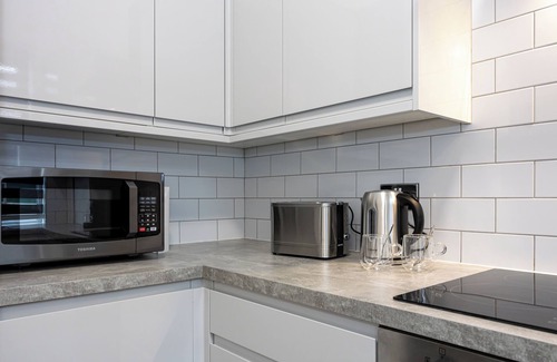 Offerton House | 2 Ensuite Bed Home Near Shops