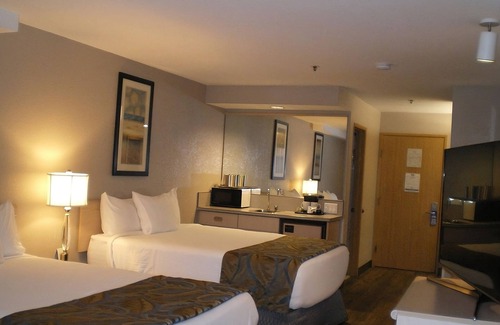 Nampa Hotel | 2 Family-Friendly Units! Indoor Swimming Pool, Near Idaho Black History Museum!