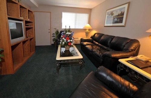 Nampa Hotel | 2 Family-Friendly Units! Indoor Swimming Pool, Near Idaho Black History Museum!