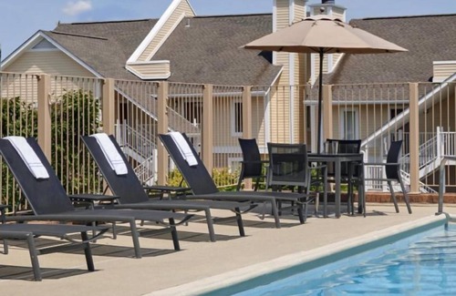 Crestline Heights House | 2 FIDO-friendly Units W/ Kitchens, Close to Birmingham Zoo! Pets Allowed, Pool!