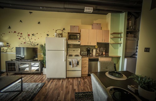 Downtown Edmonton Condo | 2 Full Beds, Memorable 1 Bedroom Condo, Downtown Central, Next to Rogers Place