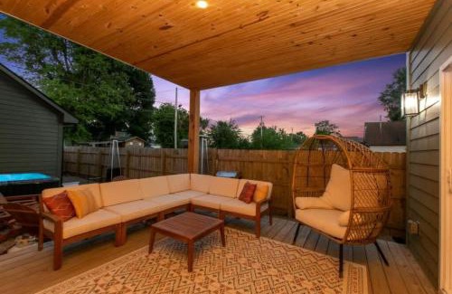 Indianapolis House | 2 Homes in 1 2 SPAs Sleeps 16 Near Downtown