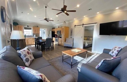 Kanab House | 2 houses/spa/gym/backyard/walk to: hiking-museums-restaurants-shops/sleeps 14+