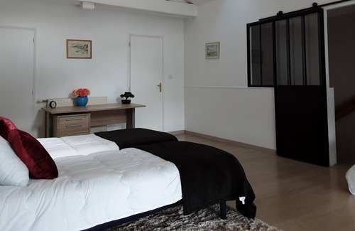 La Roche-sur-Yon Bed & Breakfast | 2 independent BEDROOMS in a charming barn for 4 people in the city center