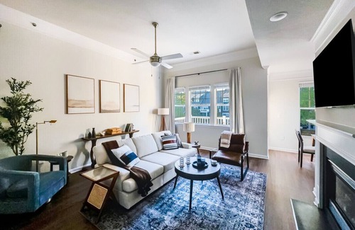 Huntersville Apartment | 2-King-Bd, Shop-Eat-Work-Play 'Birkdale Promenade'
