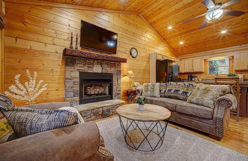 Hiawassee House | 2 KING BEDS, 25 min to Helen, Hiawassee GA