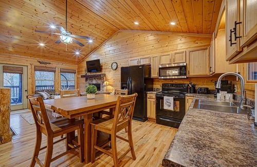 Hiawassee House | 2 KING BEDS, 25 min to Helen, Hiawassee GA