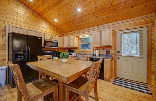 Hiawassee House | 2 KING BEDS, 25 min to Helen, Hiawassee GA