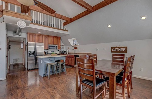 Strawberry Cabin | 2 King Beds, Family-Friendly- Fenced, Pets OK, Loft, Fire Pit, Coffee Bar & WIFI