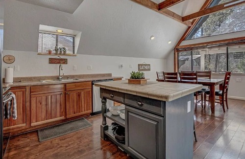 Strawberry Cabin | 2 King Beds, Family-Friendly- Fenced, Pets OK, Loft, Fire Pit, Coffee Bar & WIFI