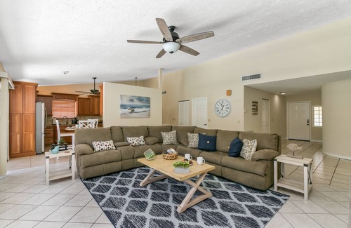 Vero Beach South House | 2 King Beds, Heated Pool, Private neighborhood,10 min to Beach,5 min to Downtown