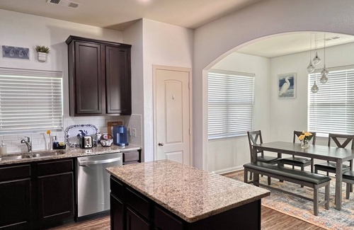 Denton Villa | 2 king beds Luxury Blue themed Cozy retreat
