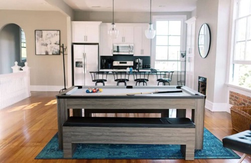 Court House Hill House | 2 King Beds - Pool Table, Heart of Downtown LYH