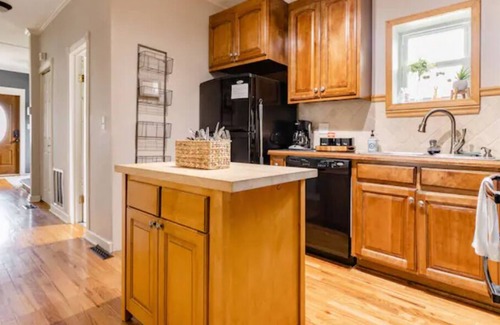 Southmoreland House | 2 KING Beds + Smart TV + Coffee &Tea + Walk to Westport
