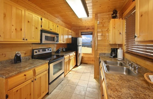 Gatlinburg - Pigeon Forge Cabin | 2 king beds, stunning mountain views, 4 spacious decks, private back deck, court