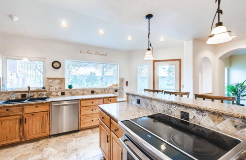 Colorado Springs House | 2 KING Masters, Pikes Peak Views. Sleeps 17, Close To AF Academy - 2 Living Rms