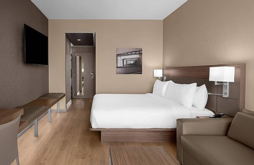 Clearwater Beach Hotel | 2 King Suites Equipped with Mini-Fridge, Coffee Maker, and Beach Views Rooftop