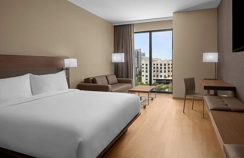 Clearwater Beach Hotel | 2 King Suites Equipped with Mini-Fridge, Coffee Maker, and Beach Views Rooftop