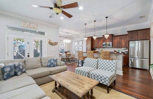 Villages of Crystal Beach House | 2 King👑Master Suites~Crystal Beach~Lagoon Pool~Beach Trolley~4BR Sugar Shack