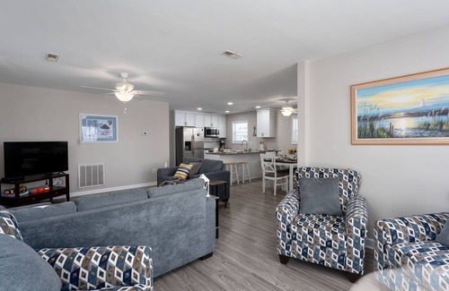 McCutcheon Field House | 2 Kitchens, 2 Living Rooms, Sleeps 10