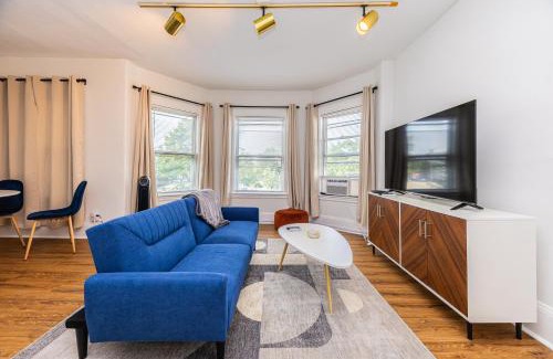 Winter Hill House | 2 kitchens Perfect For Groups 4BR 2BA Near Assembly and Boston