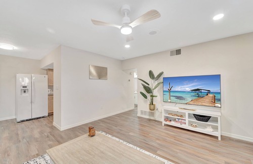 Venice Gardens House | 2 Kitchens + Pool + Ping-Pong + Corn Hole + BBQ + Next to Venice Downtown
