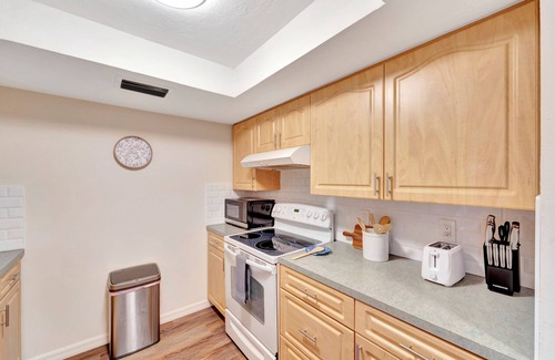 Venice Gardens House | 2 Kitchens + Pool + Ping-Pong + Corn Hole + BBQ + Next to Venice Downtown