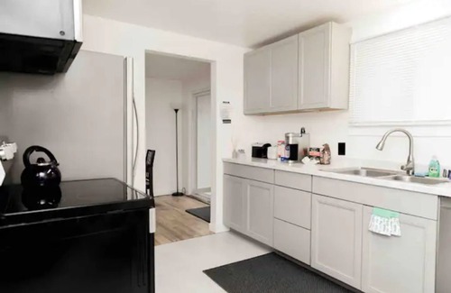SeaTac House | 2 LG BD, In a private home, close to the Airport/Boeing