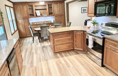 Conestee House | 2 Living Spaces -2800 ft.² -Sleeps 10