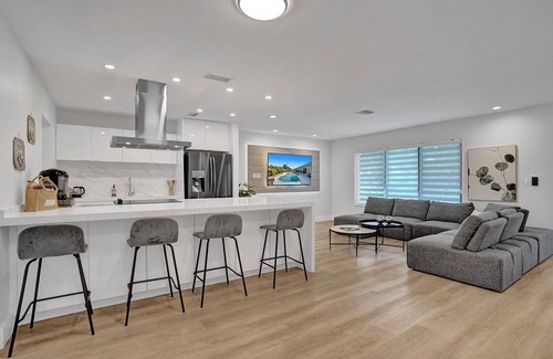 Plantation House | 2 Luxury homes w/heated pool, 6 bedrooms, Fire pits, 15 min to FLL & the Beach