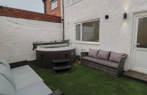 Woodhorn Cottage | 2 MARINE COTTAGES, pet friendly, with hot tub in Newbiggin-By-The-Sea