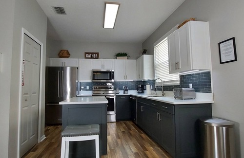 Calabay Parc House | 2 Master Suites ☆ 86" TV☆ Hot Tub☆ In Calabay Parc