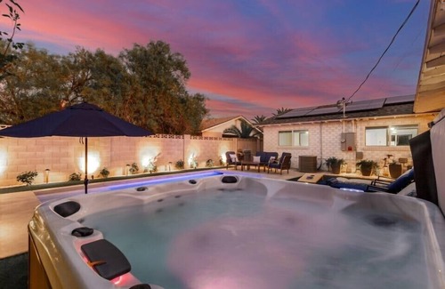 South Scottsdale House | 2 Masters | 4King Beds | 3 Showers | Pool & Hottub