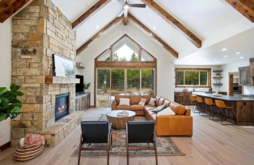 Donnelly Cabin | 2 Masters/Hot Tub/Minutes To Lake/Tamarack/FirePit