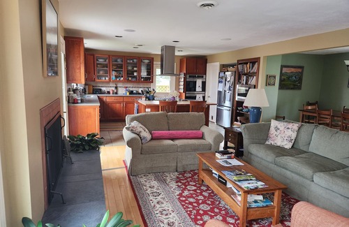Blacksburg House | 2 mi from VT campus. Great house - football games, graduation, or campus visits.