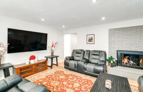 Del Rey Oaks House | 2 Mi to Beach Home with Patio in Del Rey Oaks!
