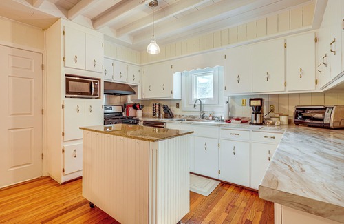 Fairhope House | 2 Mi to Fairhope Pier: Home w/Large Yard!