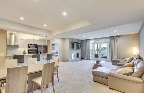Hollywood Hills Condo | 2 Mi to Hollywood: Condo w/Pool & Hot Tub Access