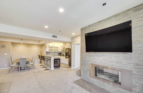 Hollywood Hills Condo | 2 Mi to Hollywood: Condo w/Pool & Hot Tub Access