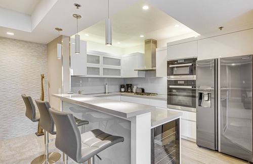Hollywood Hills Condo | 2 Mi to Hollywood: Condo w/Pool & Hot Tub Access