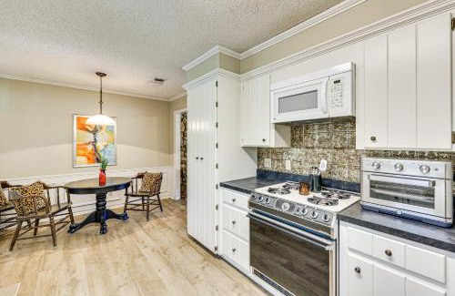 Redlick House | 2 Mi to Hospital Texarkana Family Home with Yard!