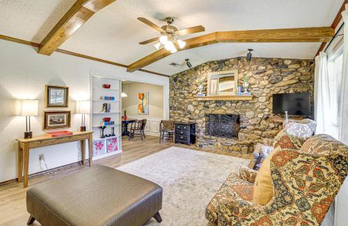 Redlick House | 2 Mi to Hospital Texarkana Family Home with Yard!