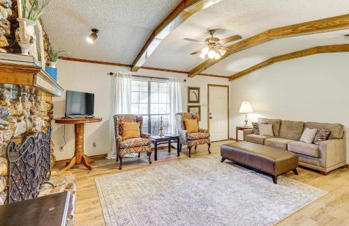 Redlick House | 2 Mi to Hospital Texarkana Family Home with Yard!