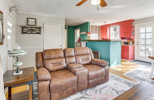 Eva Cabin | 2 Mi to Kentucky Lake: Cabin w/Deck & View in Eva