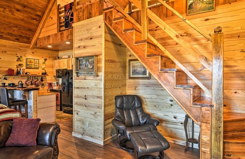 Hot Springs Cabin | 2 Mi to Lake Hamilton: Hot Springs Cabin w/Loft!