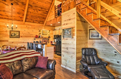 Hot Springs Cabin | 2 Mi to Lake Hamilton: Hot Springs Cabin w/Loft!