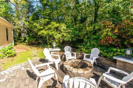 Dennis House | 2 Mi to Mayflower Beach Fire pit & AC